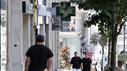 Un termómetro del centro de Vigo marcaba 31 grades a primera hora de la tarde