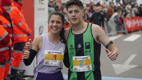 Los atletas Rub�n Marqu�s e Isabel Barreiro, vencedores de las pruebas masculina y femenina, posan tras la disputa de la San Silvestre de Gij�n