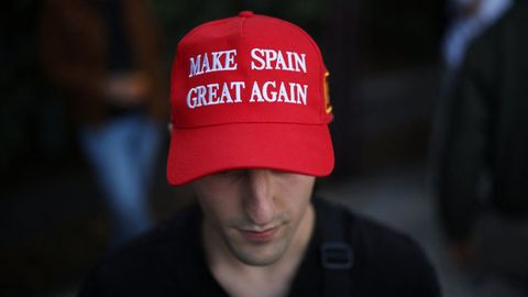 Un joven lleva una gorra trumpista en una manifestacin ultraderechista en Madrid
