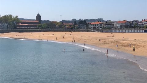 Los asturianos disfrutan del sol en la playa de Luanco