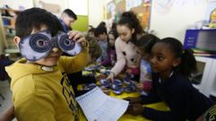 Taller de creacin de disfraces ara el entroido en el que participan alumnos de todos los cursos de primaria creando robots