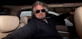 El lder del Movimiento 5 Estrellas, Beppe Grillo, abandona el hotel Universo en Roma, donde se reuni con sus parlamentarios.