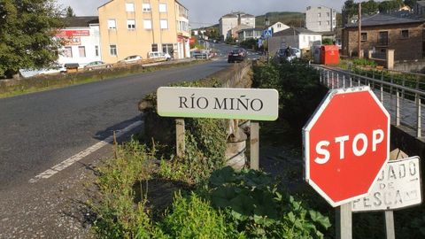 La N-640 pasa por el centro de Meira, en donde hay un puente que salva el curso del Mio