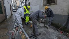 Imagen de archivo de la reparaci�n de una aver�a en la red de agua en la c�ntrica R�a da Ra��a