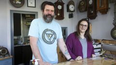 Aitor y Ver�nica posan para la c�mara tras el mostrador de su relojer�a, fundada en el a�o 1973 por el padre del primero