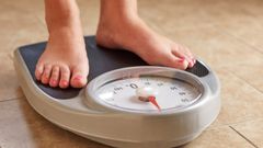 Imagen de archivo de una persona en una b�scula