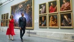 El presidente del Gobierno Pedro S�nchez, acompa�ado por su mujer Bego�a G�mez, a su llegada al Museo del Prado donde el jefe del Ejecutivo espa�ol ofrece una cena a los jefes de Estado y jefes de Gobierno que participan en la cumbre de la OTAN, hoy mi�rcoles en Madrid