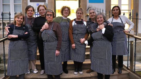   Como una caldeirada de pescados de primera es esta red de mujeres gallegas que se han reunido en el Palacete de las Mendoza, en Pontevedra, para celebrar la herencia culinaria de sus madres o de sus suegras. De izquierda a derecha: To�i Vicente, Teri Carballa, Ana Cancela, Maricarmen Rodr�guez, Loli Barreiro, Chus Gonz�lez, Manicha Berm�dez, Eva Burgos y Ana Gago. 