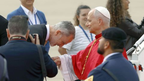 El rey Felipe recibe al papa Le�n XIV a su llegada al aeropuerto de Adolfo Su�rez Madrid-Barajas, este s�bado.