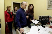 Barquero present� ayer sus avales acompa�ado, entre otros, de la l�der local del PSOE. 