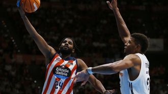 LJ Figueroa, ante Edy Tavares en el primer partido de la historia del Leyma Coru�a en la Liga Endesa.