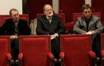 No centro, Xes�s Ferro, que apoiou publicamente a Alonso Montero, flanqueado polo outro aspirante, Manuel Gonz�lez (esquerda), e Xos� L. Regueira, da candidatura deste �ltimo, no acto de onte.