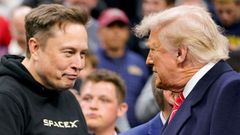 El dueo de Tesla y administrador del Departamento de Eficiencia Gubernamental, Elon Musk, junto al presidente de Estados Unidos, Donald Trump, en un campeonato de la WWE en Pensilvania.