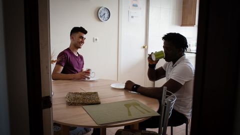 Jawad y Sidy comparten un piso supervisado con otros dos jóvenes a cargo de los sistemas de protección