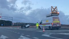 El accidente se produjo en la tercera ronda de A Coru�a, en sentido salida, despu�s de la incorporaci�n de Mesoiro