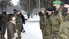 La ministra Margarita Robles, durante su visita el pasado diciembre a las tropas espa�olas desplegadas en Letonia dentro de la misi�n de la OTAN.