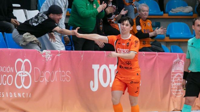 Nico, felicitado por la grada tras un gol el pasado curso.