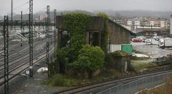Unir las dos estaciones en Vilagarc�a ser�a tan f�cil como tirar la valla que las separa. 