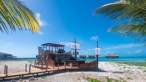 El hotel cuenta con un bar en forma de barco donde disfrutar de las mejores cervezas de Cuba o de una cena