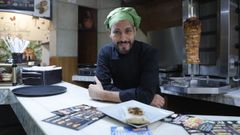 Taleb, con uno de los tacos que prepara en su negocio en A Ponte