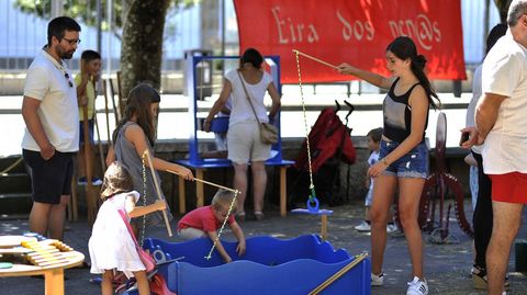 Juegos artesanales. En la Praza Vella un espacio da cobijo a ni�os de todas las edades que por un d�a abandonan los juegos electr�nicos y se adentran en el mundo de la diversi�n artesanal.