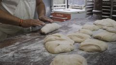 Elaboraci�n de pan en una foto de archivo.