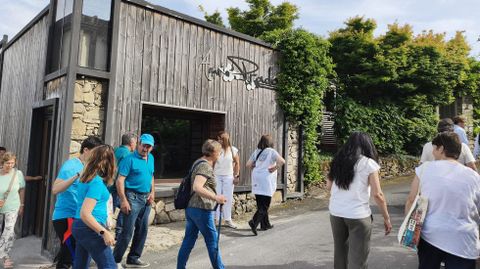 Llegada de los suscriptores de La Voz tras visitar el mirador de Santiorxo