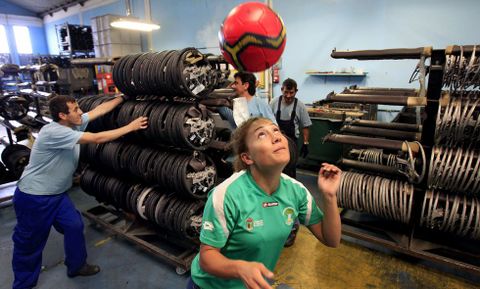 Los compañeros de Sara ya conocen su pasión por el fútbol, cada lunes le preguntan por la jornada y hasta vieron el partido del ascenso contra el Oiartzun.
