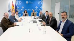 Los problemas de telefon�a m�vil que han afectado a varios lugares de Berganti�os durante los �ltimos meses se volvieron a tratar ayer en una reuni�n entre la delegada provincial de la Xunta, Bel�n do Campo;el director de la Axencia para a Modernizaci�n Tecnol�xica de Galicia (Amtega), Dami�n Rey; el director del Territorio Norte de Telef�nica, Manuel �ngel Alonso, y los alcaldes de Laxe, Cabana y Malpica, Francisco Charl�n, Jos� Mu��o y Eduardo Parga, respectivamente.