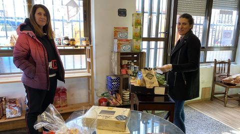 Luc�a Fern�ndez (derecha) entrega la compra a una clienta que hizo el encargo por tel�fono