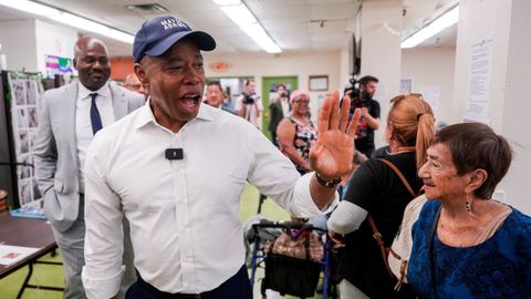 El alcalde de Nueva York, Eric Adams, en una reicente visita al Bronx.