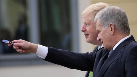 Boris Johnson y el presidente de Finlandia, Sauli Niinist, en su reunin en Helsinki.