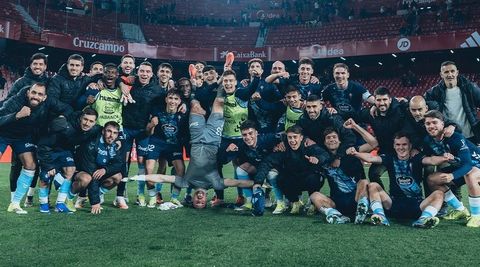 Futbolistas y cuerpo t�cnico del Celta, celebrando la victoria del S�nchez Pizju�n.