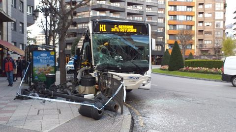 Accidente de un autob�s urbano en la plaza de Am�rica en Oviedo