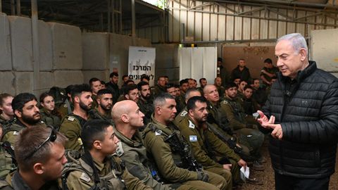 El primer ministro israel�, Netanyahu, visita la base de las FDI de Elyakim: �Mi principal expectativa es nada menos que la victoria total�, dijo a los cadetes.