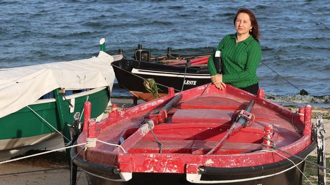 M�nica Leiro xunta unha dorna, a embarcaci�n tracicional m�is representativa do mar de Arousa