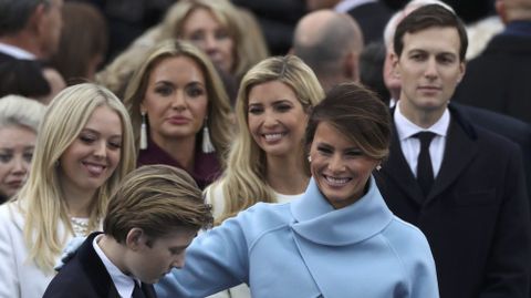Barron Trump, hijo menor del presidente, junto a su tercera esposa, Melania y detr�s los hijos mayores. 