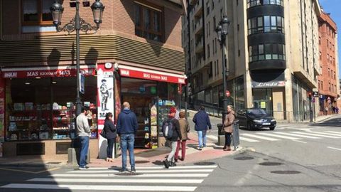 Largas colas en la calle para comprar en un quiosco