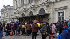 Los boirenses Andr�s Vidal y Manuel Viturro, en una estaci�n polaca repleta de refugiados