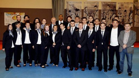 VISITA DE VICENTE DEL BOSQUE A RIBEIRA PARA RECIBIR PREMIO DEL CLUB DE TAEKUONDO NATURAL SPORT VIDELGI. NI�OS DEL NATURAL