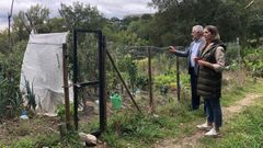 La alcaldesa y el concejal de Medio Ambiente ante huertos urbanos en el Parque dos Paxatri�os