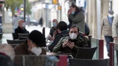 Clientes con mascarilla en una terraza del centro de Monforte
