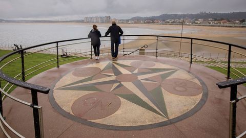 Unas personas en el museo de anclas Philippe Cousteau, en Salinas, en el concejo asturiano de Castrill�n, durante la franja horaria permitida, hoy quincuag�simo sexto d�a del estado de alarma