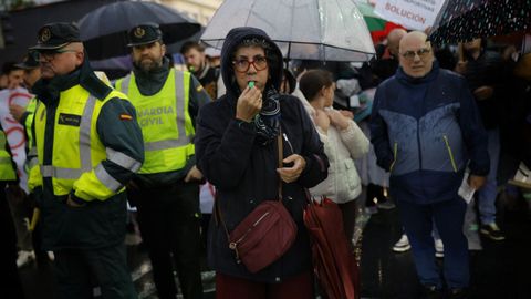 Numerosas personas se concentraron este viernes en O Temple, en Cambre, ante el paso de peatones situado frente a la Casa das Palmeiras