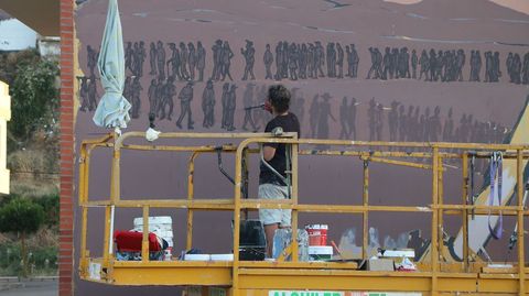 Sokram, muralista de Ordes, durante el desarrollo de la obra Correccin poltica en La Baeza