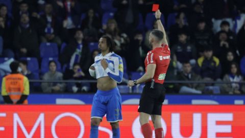 El colegiado Orellana Cid  muestra la cartulina roja a Lucas Noubi.