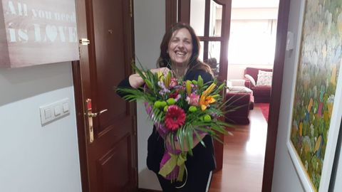 Los vecinos de la zona tuvieron un detalle con Elena Rodr�guez, para agradecerle el haberse encargado de organizar las quedadas de balc�n que realizaron durante todo el confinamiento