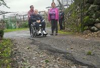 Luis no puede pasear por la aldea por las dificultades para mover la silla de ruedas que usa. 
