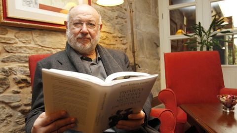 Eslava Galán afirma que escribe para «el hombre de la calle»