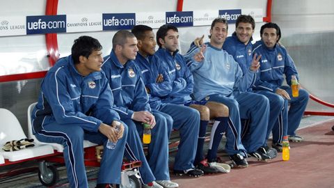 <span lang= gl >Pablo Fern�ndez, entre dous campi�ns do mundo, Mauro Silva e Joan Capdevila, na visita do D�por ao Olimpiak�s na Champions 2004-2005.</span>